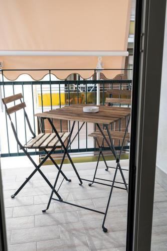a wooden table and a chair in a room at LE BERCEAU in Naples