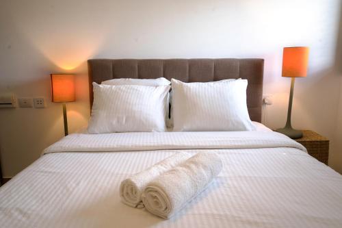 um quarto com uma cama com duas toalhas em Luxury Beach Apartment with Pool & Gym By Airsuite em Tel Aviv