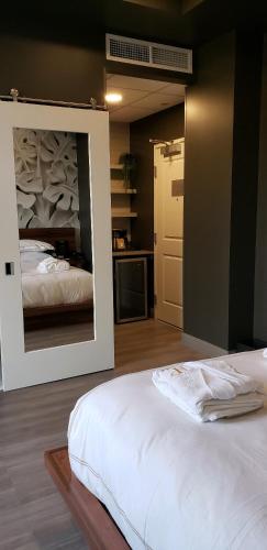 Ein Bett oder Betten in einem Zimmer der Unterkunft Hotel On Phillips
