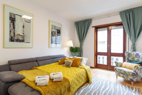 Host Wise - Deluxe Bright Flat