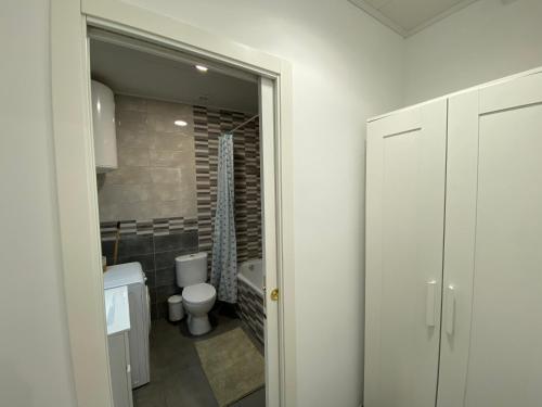 Vonios kambarys apgyvendinimo įstaigoje Cozy Suite apartment, WiFi!