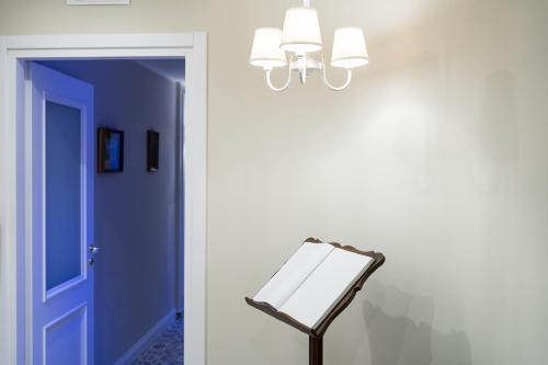 a hallway with a blue door and a chair at LE BERCEAU in Naples