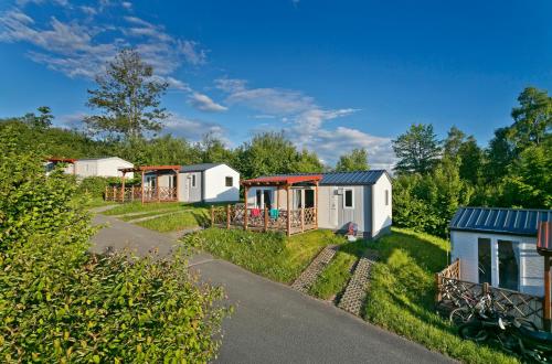 a row of cottages in a row at KNAUS Campingpark Hennesee in Meschede