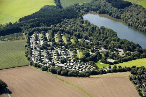 an aerial view of a parking lot next to a lake at KNAUS Campingpark Hennesee in Meschede
