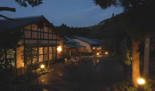 un edificio con luces delante de él por la noche en Kusu-gun - Hotel / Vacation STAY 48962, en Kokonoe