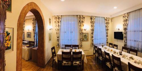 a dining room with a long table and chairs at Pensiunea Lucia in Sfântu-Gheorghe