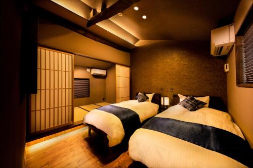 a room with two beds in a room at SKY KYOTO in Kyoto