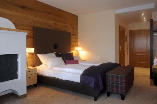 um quarto de hotel com uma cama e uma televisão de ecrã plano em MICHELS Wellness- & Wohlfühlhotel em Schalkenmehren