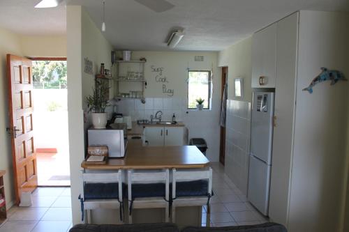 普利登堡灣的住宿－11 Arrowood，一间带桌子和冰箱的小厨房