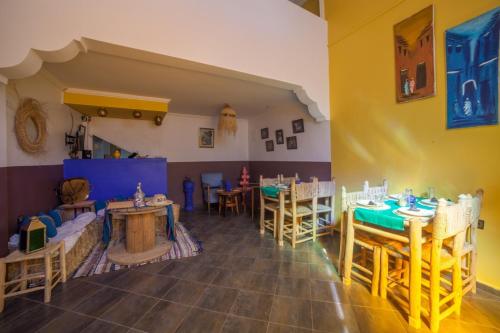 Un restaurante o sitio para comer en The Bio Beldi Home & Restaurant