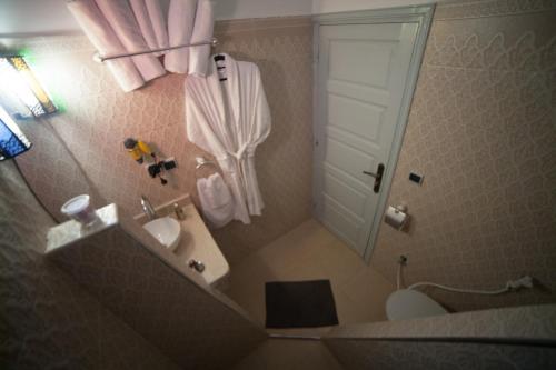La petite salle de bains est pourvue d'un lavabo et de toilettes. dans l'établissement Bio Beldi HOME, à Tafraout