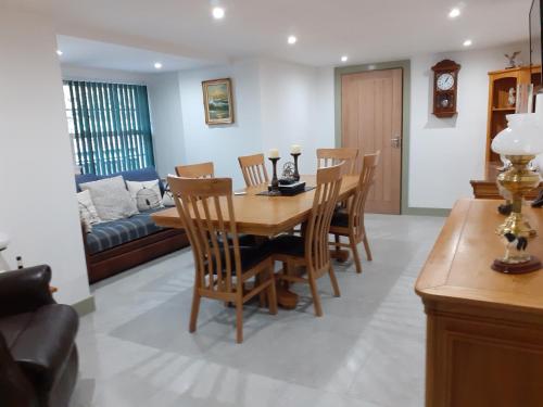 eine Küche und ein Esszimmer mit Tisch und Stühlen in der Unterkunft Rhydyfran House Aberaeron, Lampeter, West Wales, Ceredigion in Lampeter