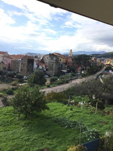 einen Blick aus dem Fenster einer Stadt mit einer Straße in der Unterkunft Casa Margherita in Santo Stefano al Mare