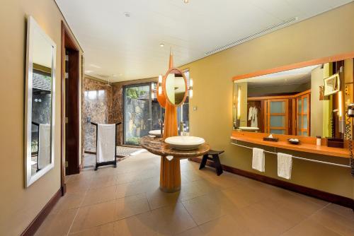 Ванная комната в Trou aux Biches Beachcomber Golf Resort & Spa