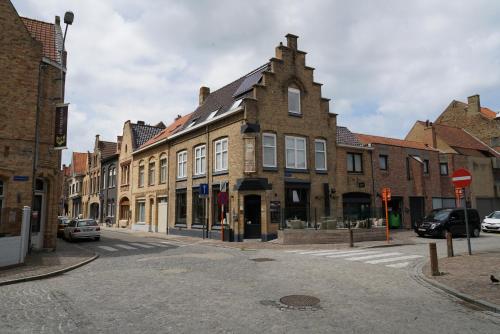 una calle de la ciudad con muchos edificios y una pasarela en Jeanne, en Nieuwpoort