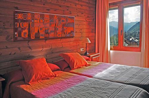 Un dormitorio con una cama grande y una ventana en Hotel Garona en Salardú