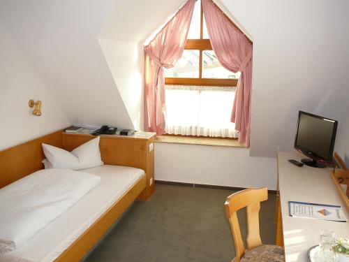 Postel nebo postele na pokoji v ubytování Hotel Garni Schmid