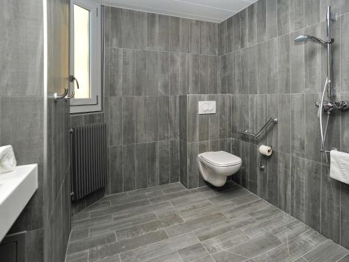 La salle de bains est pourvue de toilettes et d'un lavabo. dans l'établissement ibis Lyon Centre, à Lyon