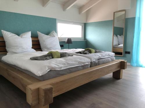 1 dormitorio con 1 cama grande con marco de madera en Ferienhaus Hofmeyer en Hofgeismar