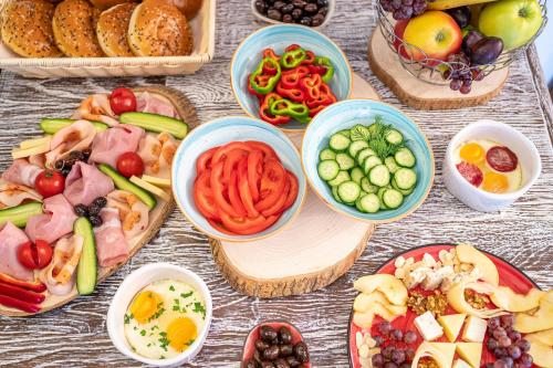 een tafel met kommen met verschillende soorten eten bij RED CONFORT HOTEL Boutique in Alexandria