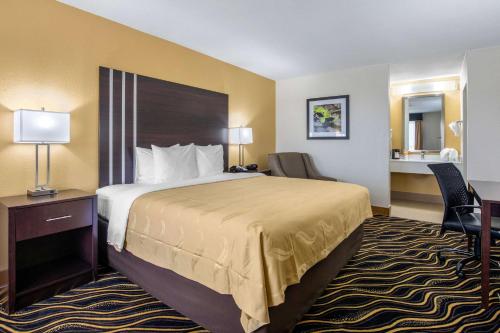 Postel nebo postele na pokoji v ubytování Quality Inn West Fort Worth