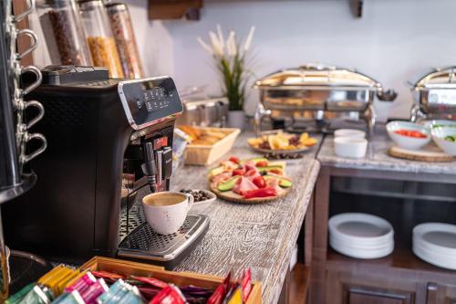 een toonbank met een kop koffie en wat eten bij RED CONFORT HOTEL Boutique in Alexandria
