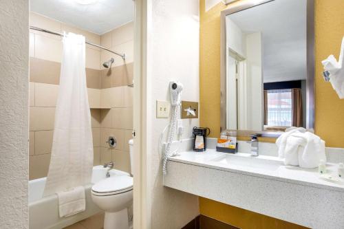 Koupelna v ubytování Quality Inn West Fort Worth
