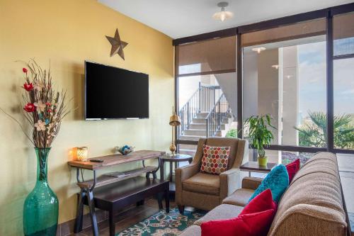 フォートワースにあるQuality Inn West Fort Worthのソファとテーブルのあるリビングルーム