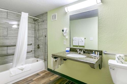 Ένα μπάνιο στο Rodeway Inn Kingston Springs
