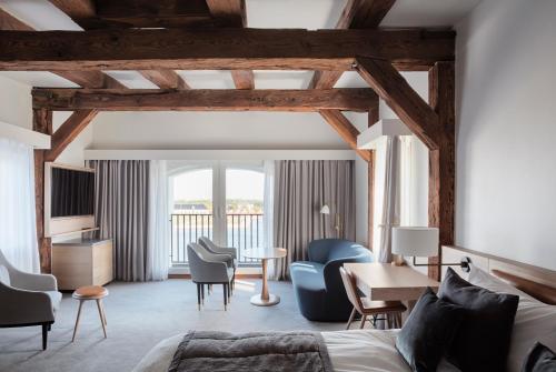 um quarto de hotel com uma cama, uma mesa e cadeiras em Copenhagen Admiral Hotel em Copenhague