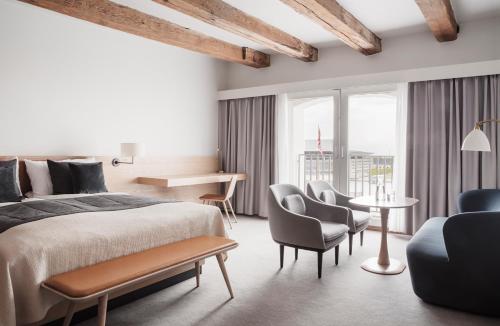 ein Schlafzimmer mit einem Bett, Stühlen und einem Tisch in der Unterkunft Copenhagen Admiral Hotel in Kopenhagen