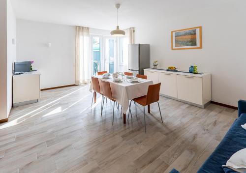 a kitchen and dining room with a table and chairs at Appartamenti Pratone in Garda