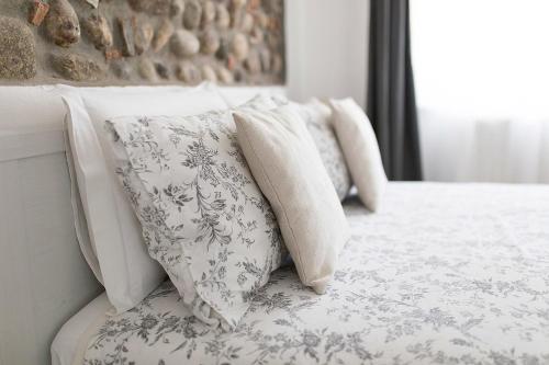 a group of pillows sitting on top of a bed at Il Giuelìn Malpensa B&B in Case Nuove