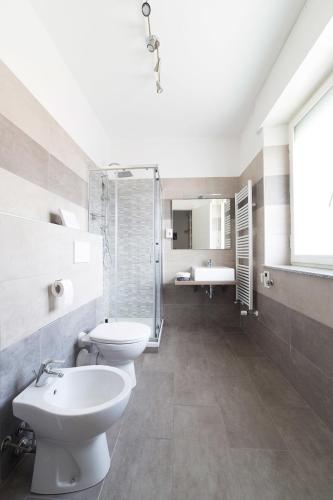 a bathroom with two toilets and a shower and a sink at Il Giuelìn Malpensa B&B in Case Nuove