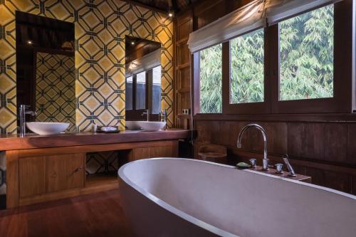 duża łazienka z wanną i 2 umywalkami w obiekcie Benisari Batik Garden Cottage w mieście Ubud