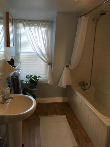 Foto dalla galleria di Elegant well appointed maisonette 105m2 a Bath