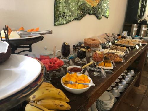 un buffet con molti tipi diversi di cibo su un tavolo di Pousada Vila Brasil a Petrópolis