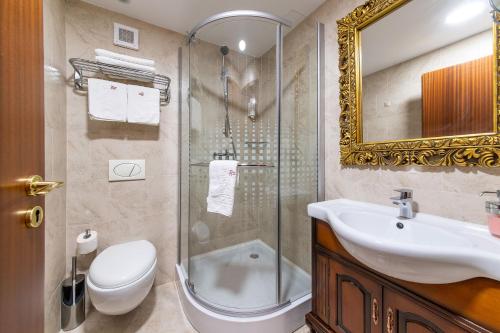 W łazience znajduje się prysznic, umywalka i toaleta. w obiekcie RED CONFORT HOTEL Boutique w mieście Alexandria