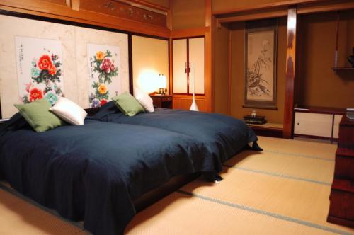 Кровать или кровати в номере Yatsusankan