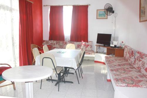 2 bedrooms appartement at Pereybere 200 m away from the beach with enclosed garden and wifi