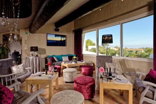 TV a/nebo společenská místnost v ubytování Hôtel L' Estelle en Camargue