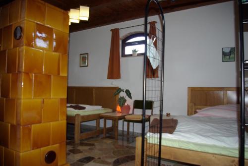 Un dormitorio con una cama y una mesa con una mesa. en Dabasi Lovas Vendégház, en Dabas