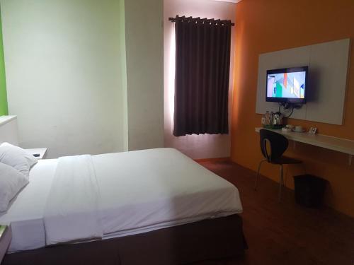 En eller flere senge i et værelse på Hotel DRAGON INN Kemayoran