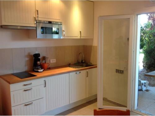 a kitchen with a sink and a microwave at Studio suréquipé les pieds dans l'eau in Hyères