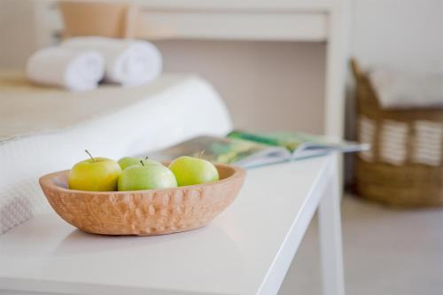 a bowl of apples sitting on top of a counter at Agnandi Cielo in Tourlos