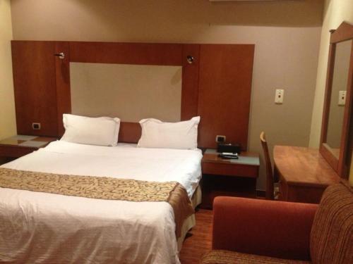 Łóżko lub łóżka w pokoju w obiekcie Bait Al Amani Suites