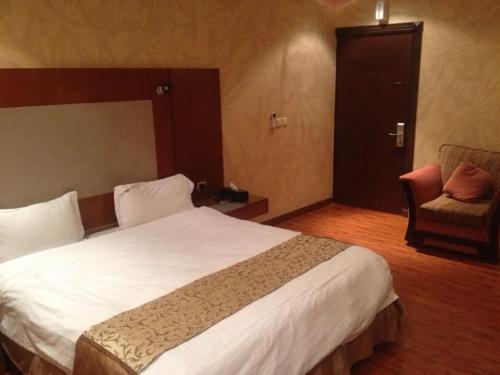 Una cama o camas en una habitación de Bait Al Amani Suites