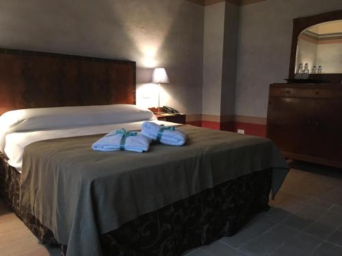 two towels on a bed in a hotel room at B&B Locanda Toscanini in Cetona