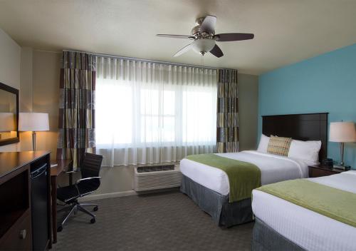Una cama o camas en una habitación de Palm Pavilion Inn