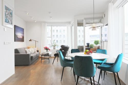Un comedor y una sala de estar con mesa y sillas. en Salka suites, en Reikiavik